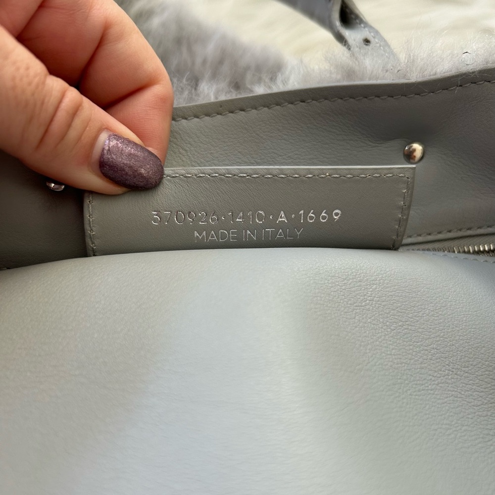 Balenciaga Papier in Mouton & Leather
With dust bag, original strap crossbody - Picture 12 of 16
